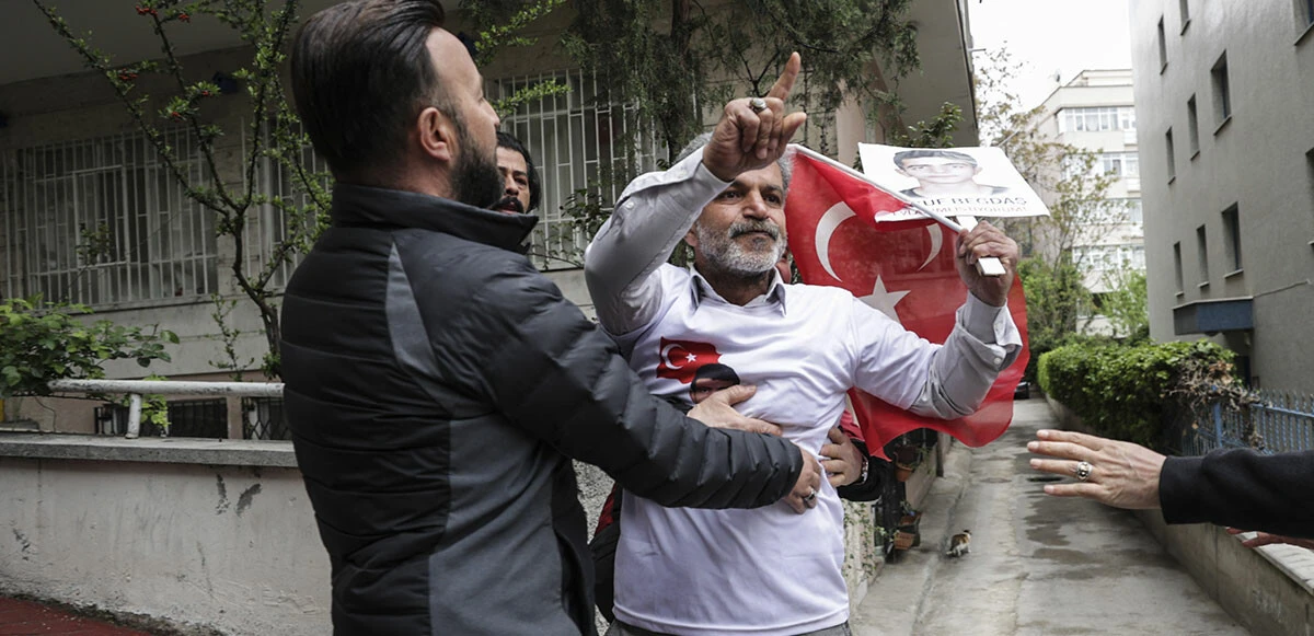 Diyarbakır anneleri HDP Genel Merkezi’ne siyah çelenk bıraktı