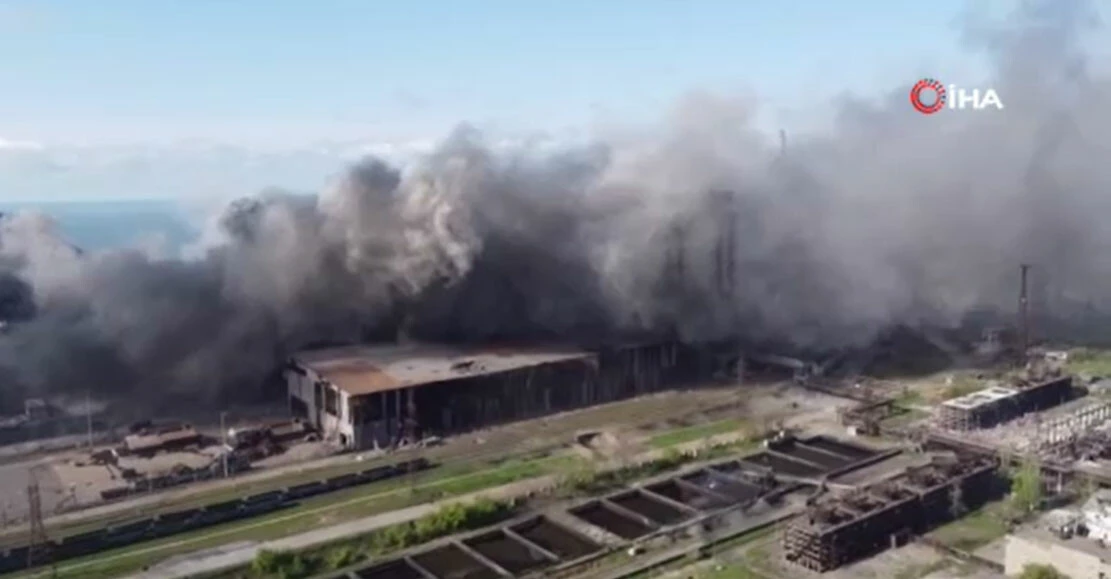Rusya Azovstal fabrikasını vurmaya devam ediyor! İşte bölgeden son görüntüler