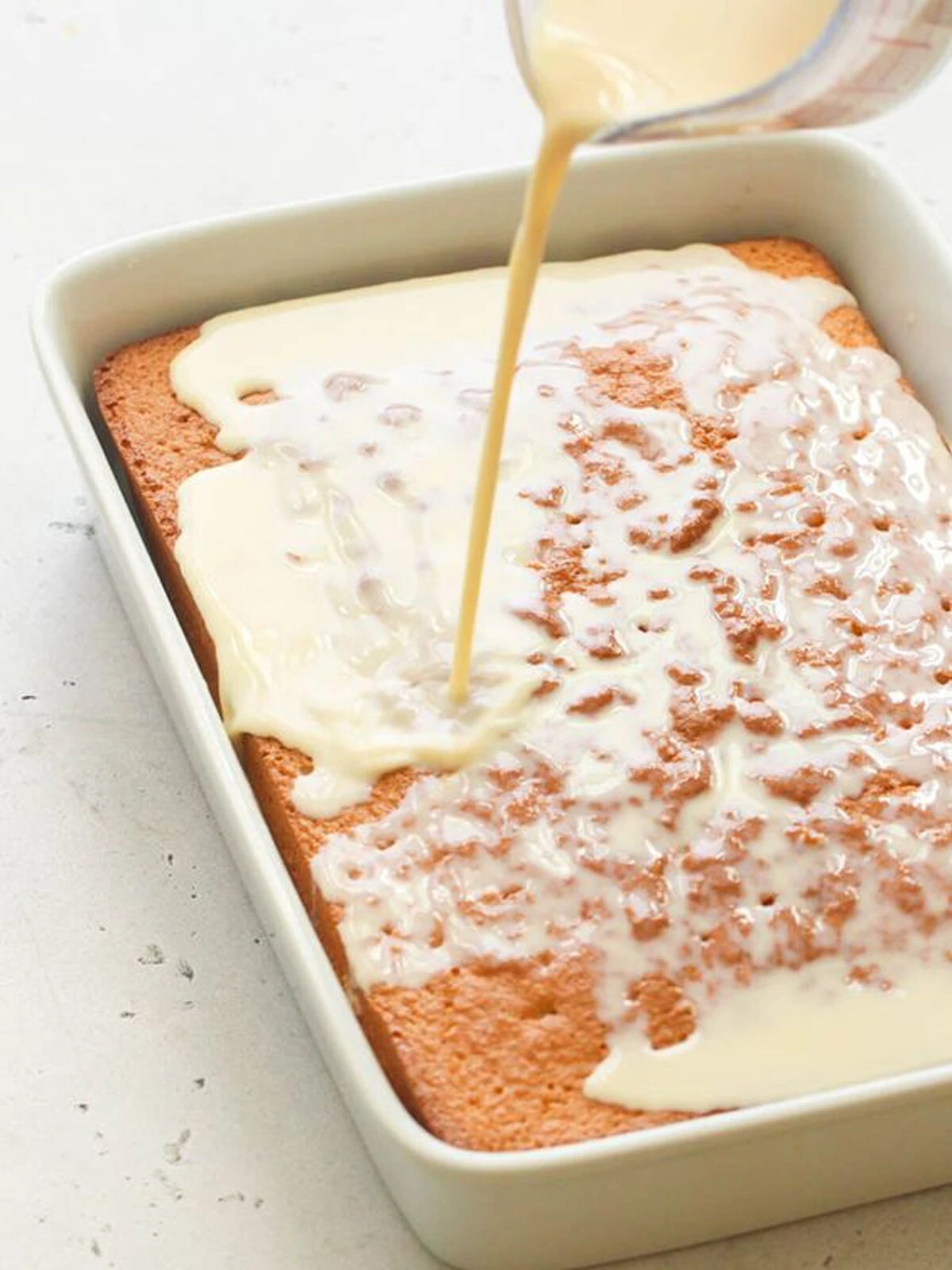 Tadına bakan doyamıyor, pastaneden aldınız sanıyor! İşte dışarda satılanlara taş çıkartan pratik trileçe tarifi