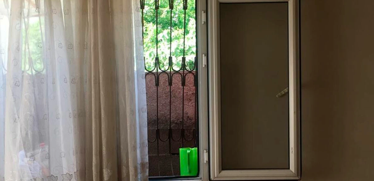 Küçük kıza insanlık dışı muamele: Annesi ve abisi zincire vurdu