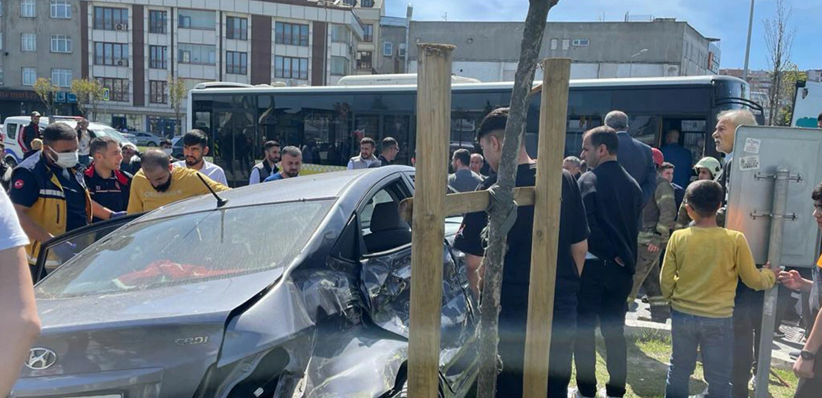 İETT otobüsü ile otomobil çarpıştı