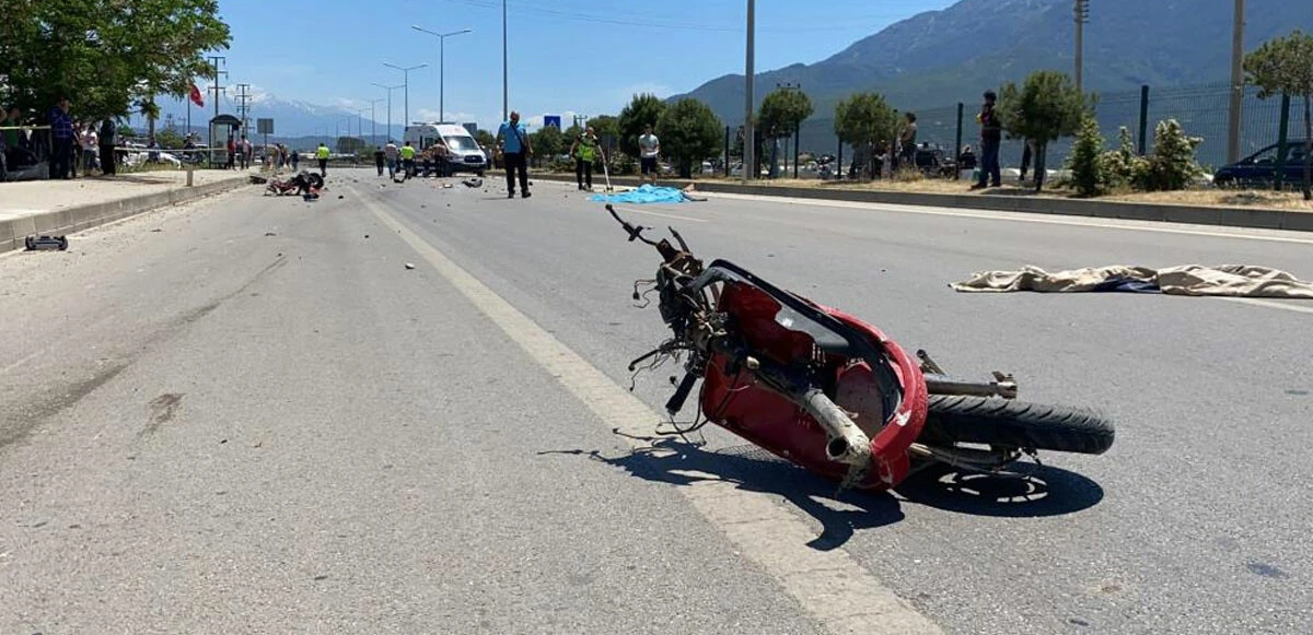 İki motosiklet çarpıştı: 2 ölü, 1 yaralı