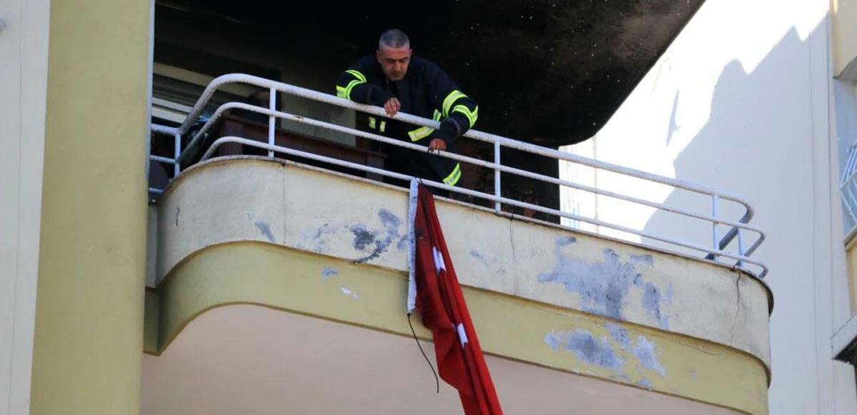 Yangında dairedeki tüm eşyalar küle döndü, Türk bayrakları sapasağlam kaldı