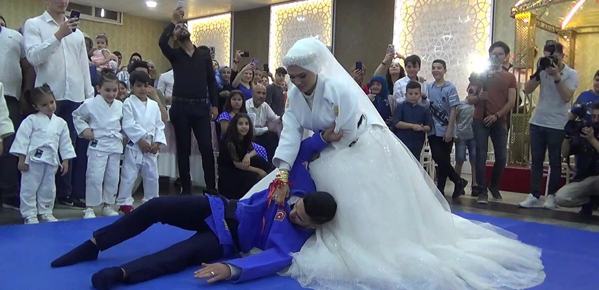 Nikahtan ilginç görüntüler: Siyah kuşak sahibi gelin damadı yere serdi