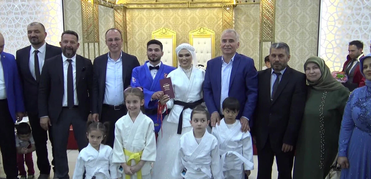 Nikahtan ilginç görüntüler: Siyah kuşak sahibi gelin damadı yere serdi