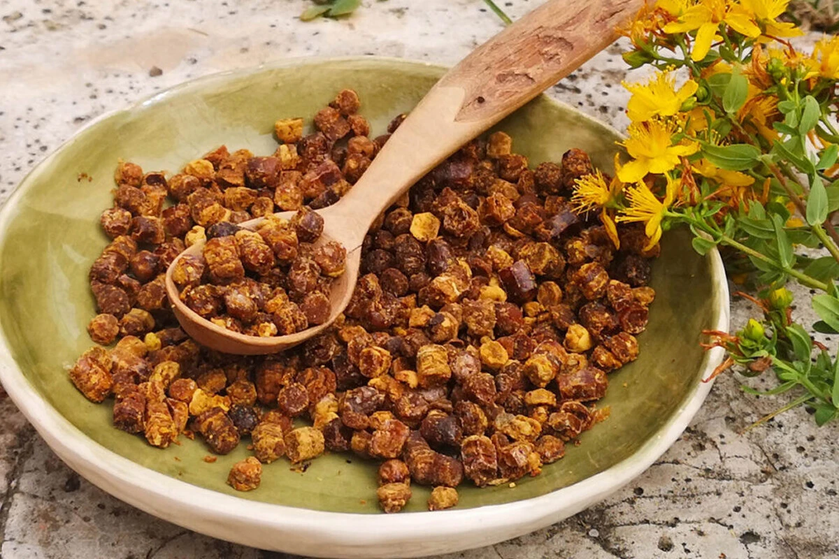 Tansiyon ve kabızlığa son veren doğa harikası arı ekmeğinin öyle faydaları var ki! Günde 5 adet yemeniz yeterli