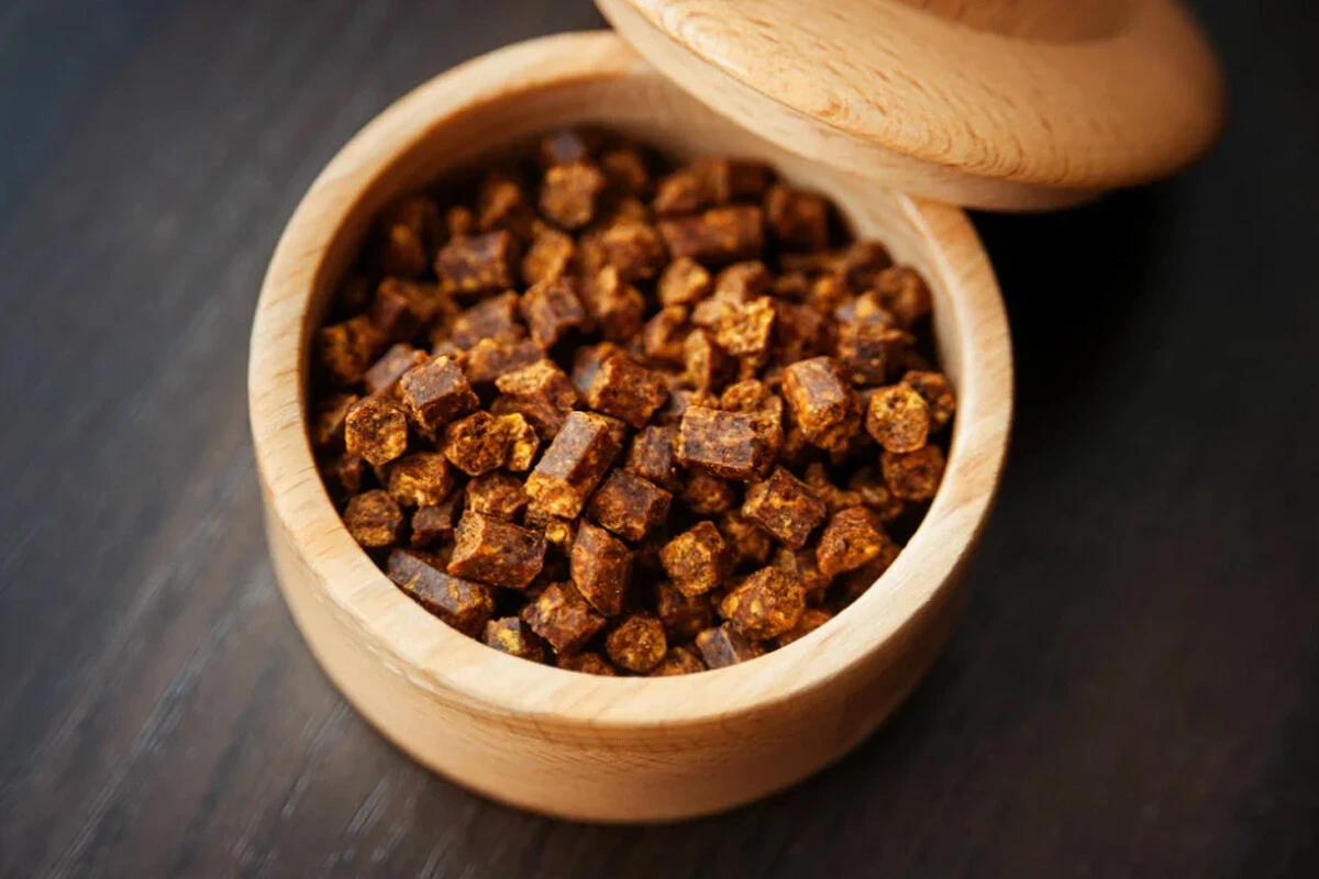 Tansiyon ve kabızlığa son veren doğa harikası arı ekmeğinin öyle faydaları var ki! Günde 5 adet yemeniz yeterli