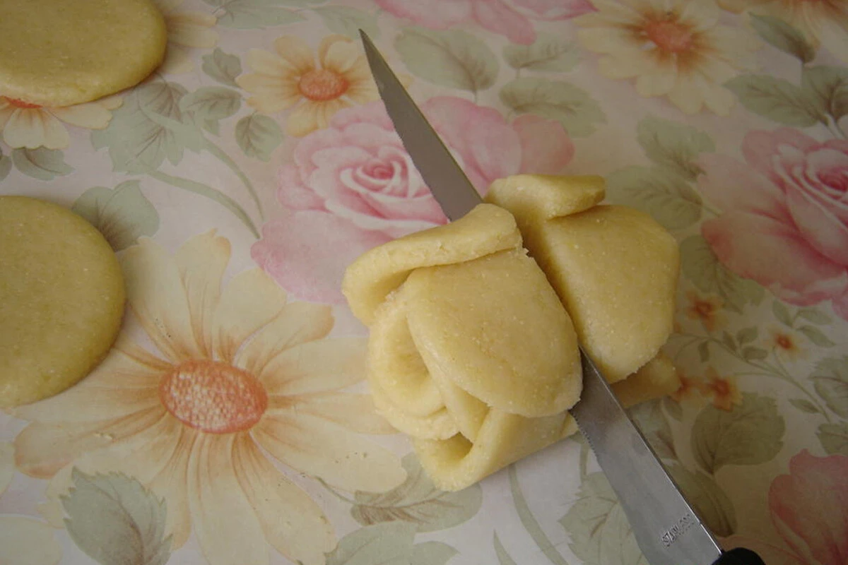 Kıyır kıyır tadı ve hoş aromasıyla akılları baştan alan gül tatlısı tarifi: Şerbeti kıvamında gül tatlısı ile sofraları şenlendirin