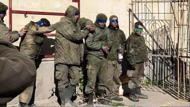 Ukrayna Zafer Günü'nde paylaştı: Gözleri bantlı esir Rus askerleri