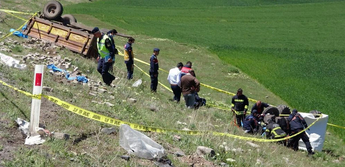 Beton parke yüklü traktör devrildi: 1 ölü