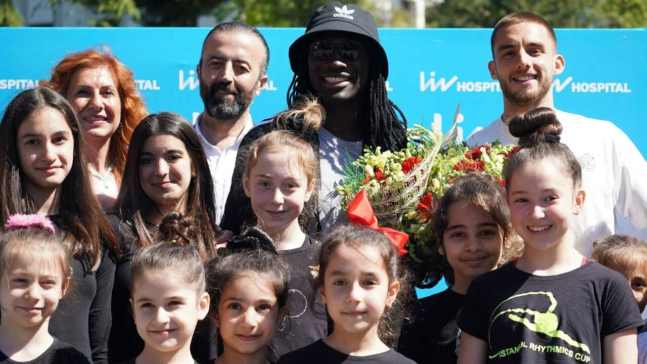 Galatasaraylı futbolcular Gomis ve Berkan, obeziteye dikkat çekti