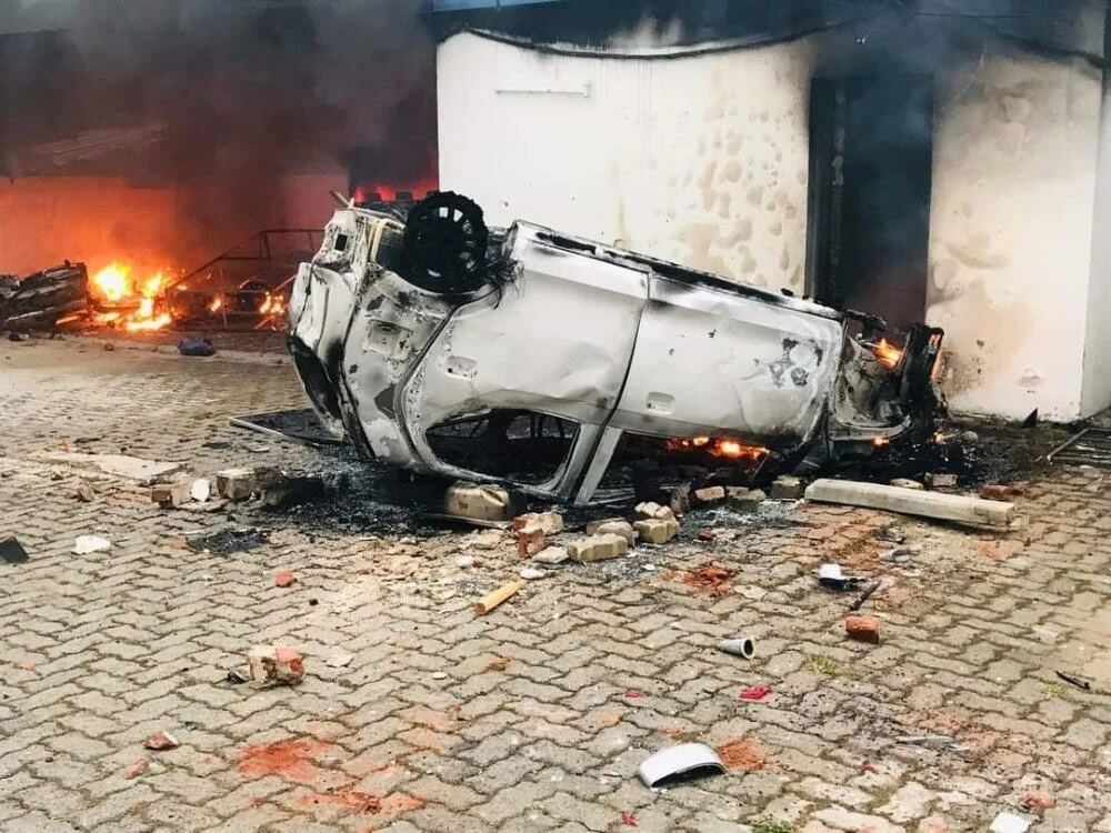 Sri Lanka'da ekonomik kriz protestoları: Başbakanın ve vekillerin evlerini yaktılar