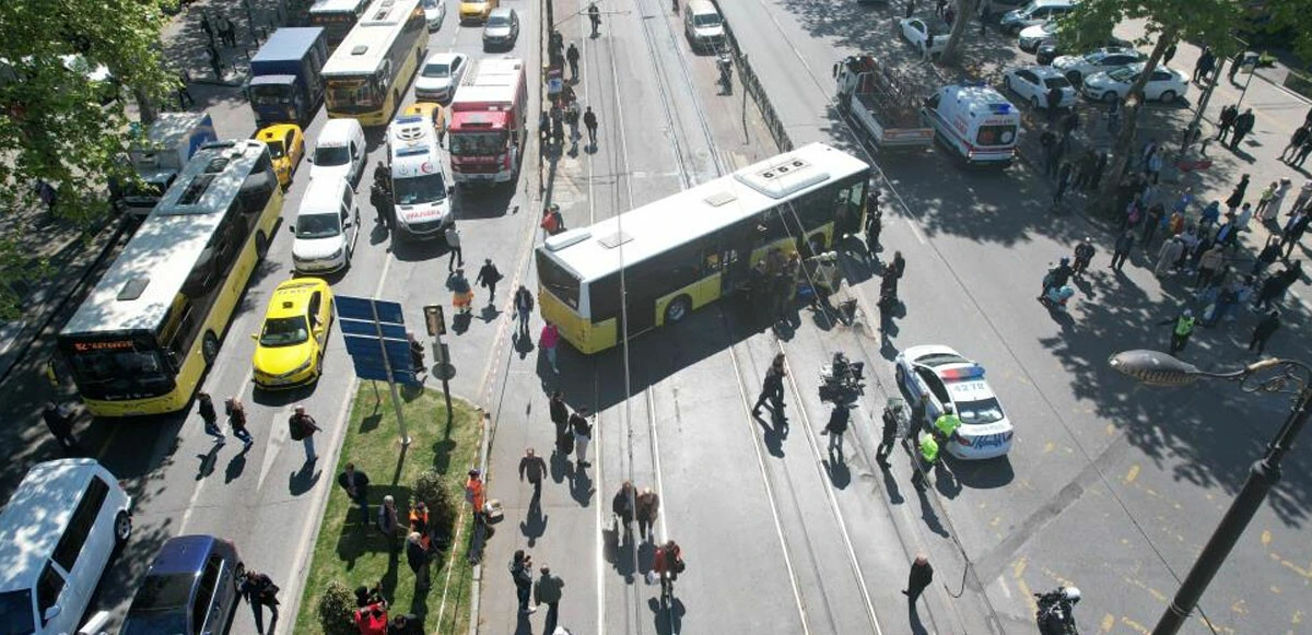 Son dakika! İstanbul'da feci kaza: Otobüsle tramvay çarpıştı