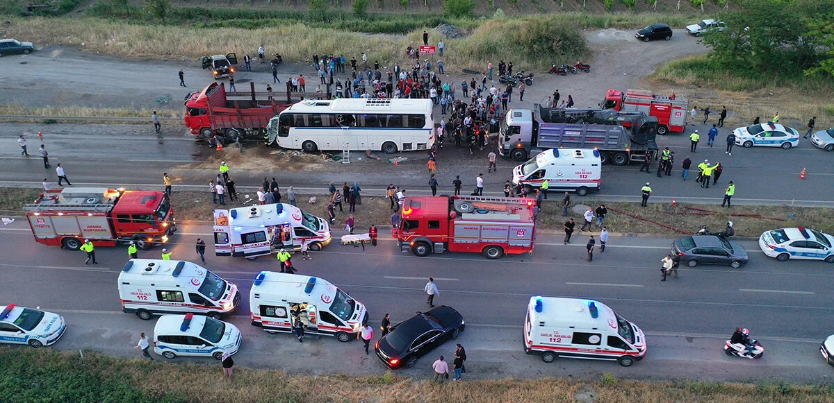 İşçi servisi kamyona, demirler otobüse ok gibi saplandı: 1 ölü, çok sayıda yaralı var