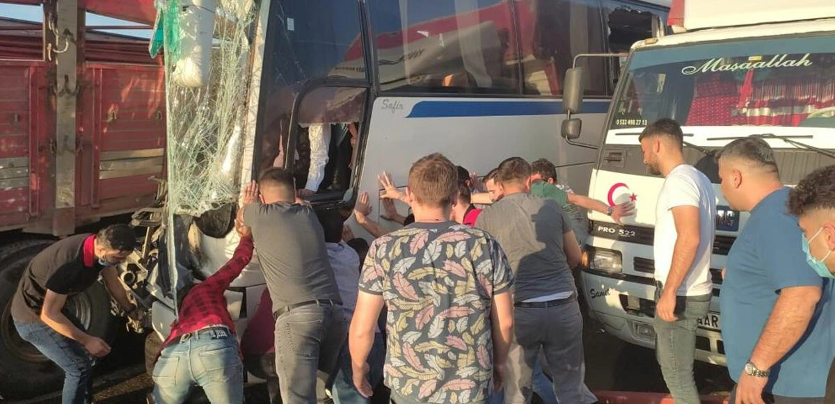 İşçi servisi kamyona, demirler otobüse ok gibi saplandı: 1 ölü, çok sayıda yaralı var