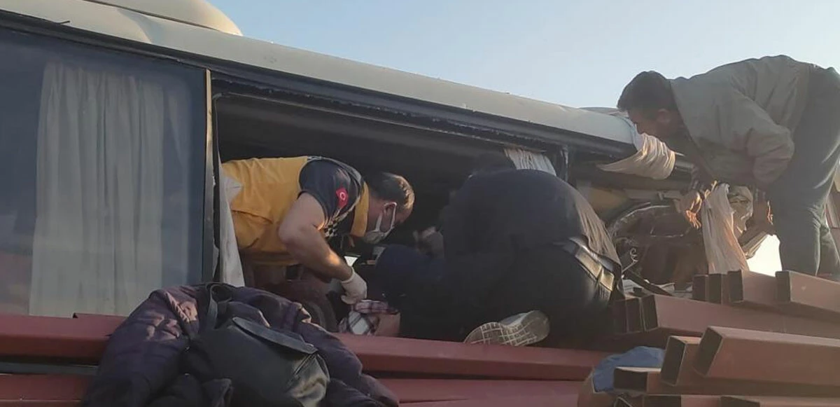 İşçi servisi kamyona, demirler otobüse ok gibi saplandı: 1 ölü, çok sayıda yaralı var