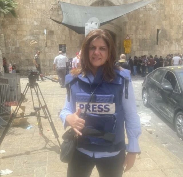 İsrail askerleri Al-Jazeera muhabirini başından vurarak öldürdü!