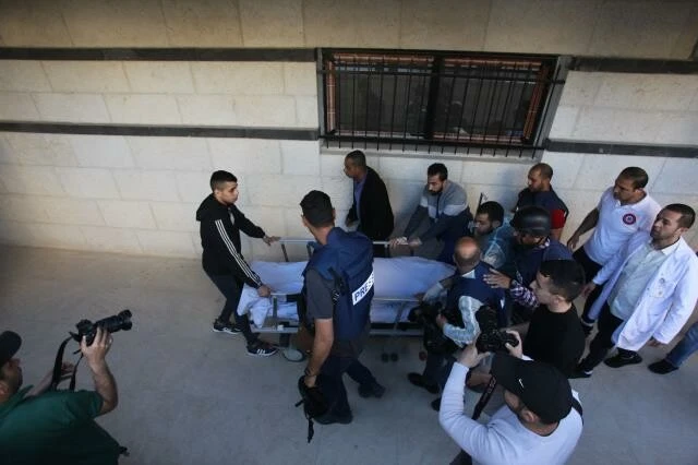 İsrail askerleri Al-Jazeera muhabirini başından vurarak öldürdü!