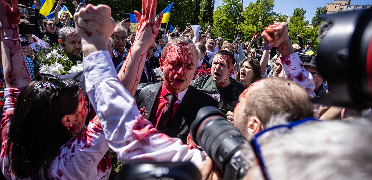 Rus büyükelçiye boyalı saldırı Rusya ile Polonya arasında tansiyonu yükseltti! Moskova yönetimi özür talep etti