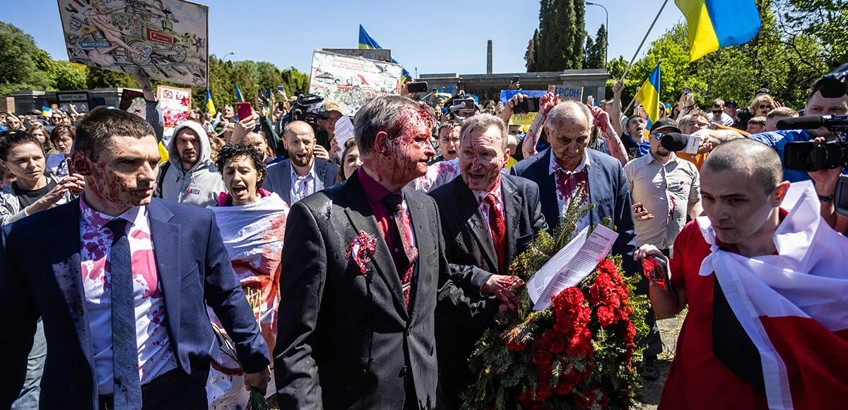 Rus büyükelçiye boyalı saldırı Rusya ile Polonya arasında tansiyonu yükseltti! Moskova yönetimi özür talep etti