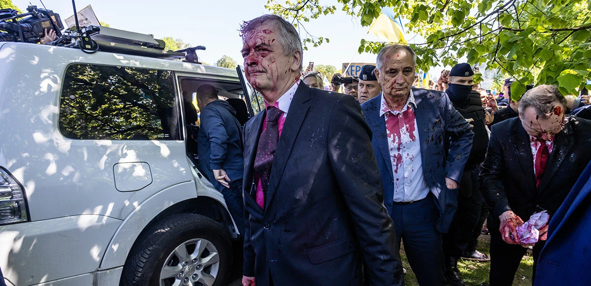 Rus büyükelçiye boyalı saldırı Rusya ile Polonya arasında tansiyonu yükseltti! Moskova yönetimi özür talep etti