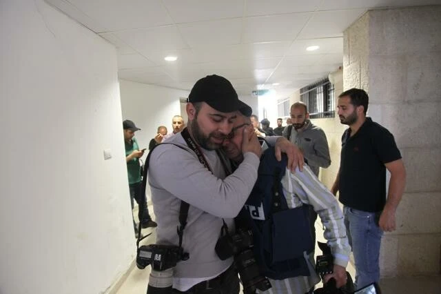 İsrail askerleri Al-Jazeera muhabirini başından vurarak öldürdü!