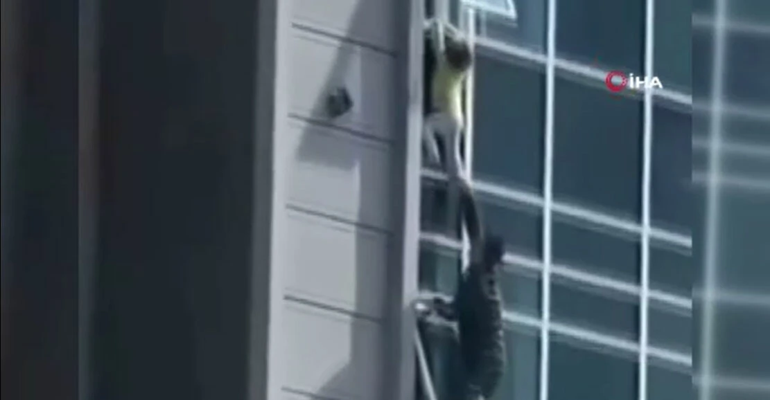 8. katta asılı kalan çocuğu kahramanca kurtardı ödüllendirildi