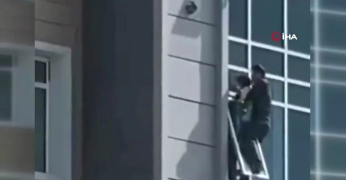 8. katta asılı kalan çocuğu kahramanca kurtardı ödüllendirildi