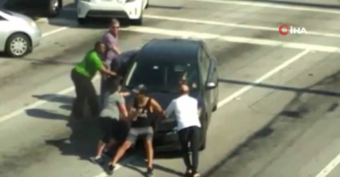 Direksiyon başında fenalaşan sürücünün imdadına çevredekiler yetişti