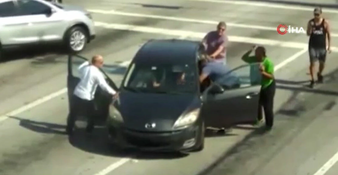 Direksiyon başında fenalaşan sürücünün imdadına çevredekiler yetişti