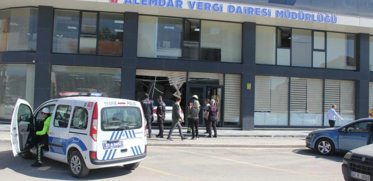 Kontrolden çıkan lüks otomobil, vergi dairesine girdi