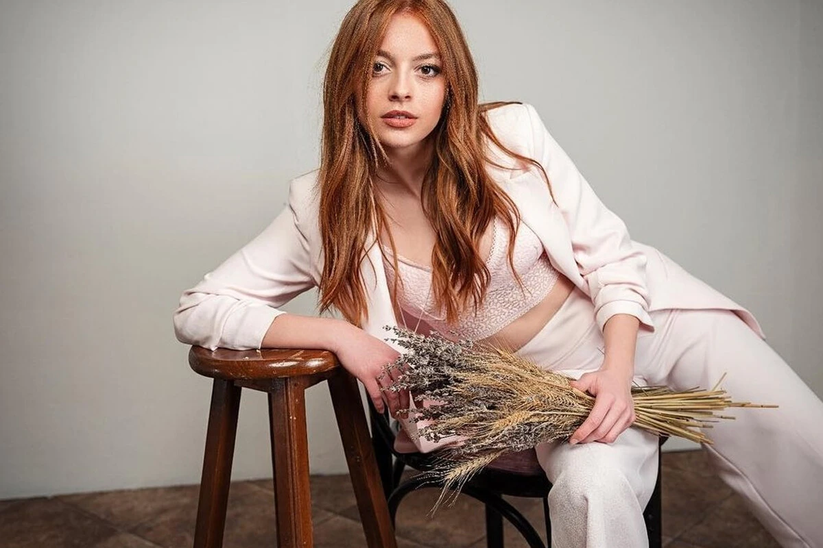 Melis Sezen kimdir? Ödül töreni kıyafeti nedeniyle gündeme gelen Sadakatsiz’in Derin’i Melis Sezen kaç yaşında, nereli?