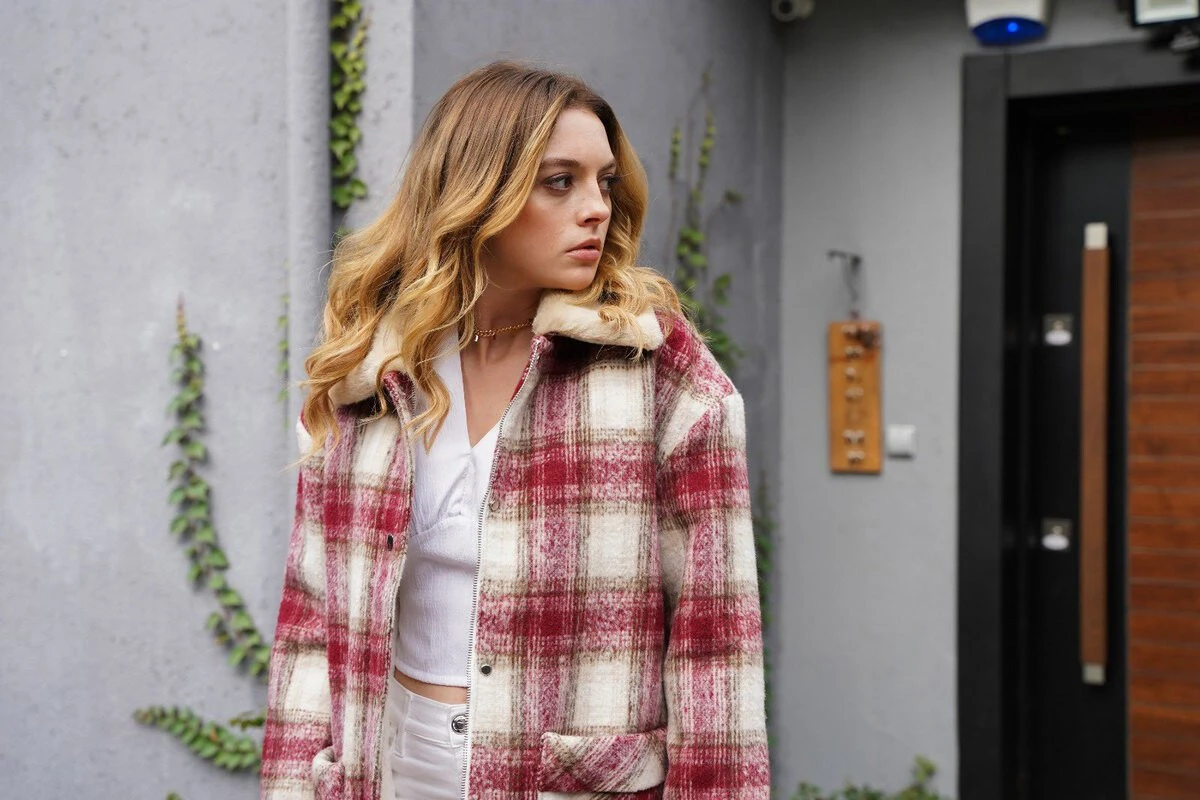 Melis Sezen kimdir? Ödül töreni kıyafeti nedeniyle gündeme gelen Sadakatsiz’in Derin’i Melis Sezen kaç yaşında, nereli?