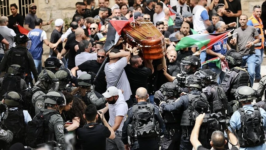 İsrail güçleri katlettikleri muhabir Akile'nin cenazesine de saldırdı! Tabut yere düştü