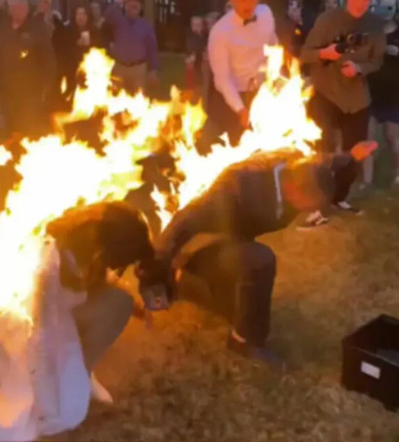 Düğünde gelin ve damat kendilerini ateşe verdiler! Davetliler şoke oldu