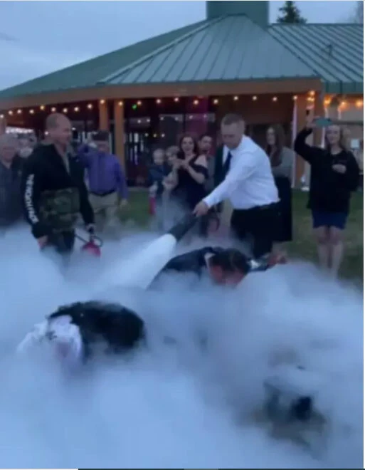 Düğünde gelin ve damat kendilerini ateşe verdiler! Davetliler şoke oldu