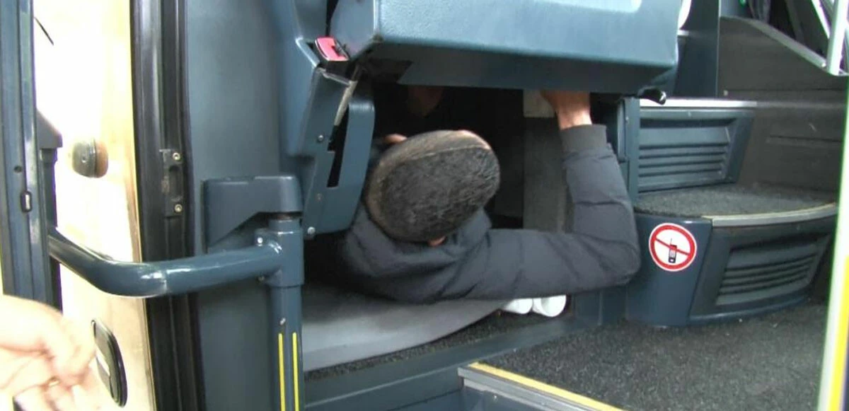 Göçmenler otobüsün deposunda sıkışmış halde yakalandı