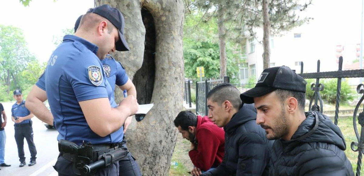 Göçmenler otobüsün deposunda sıkışmış halde yakalandı