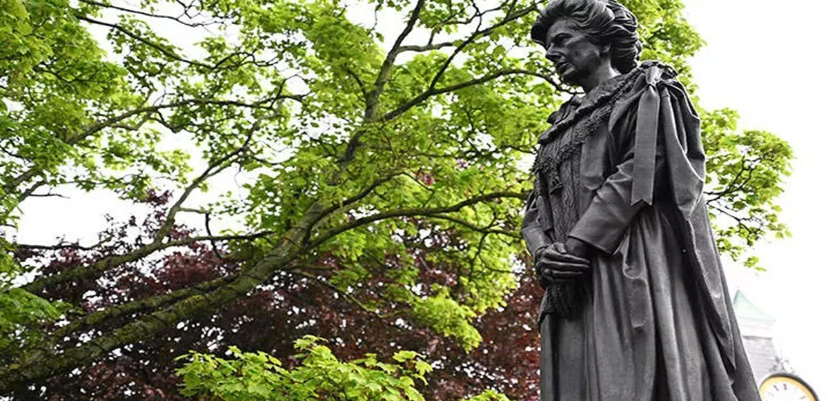 Margaret Thatcher'ın heykeli dikilir dikilmez yumurtaların hedefi oldu