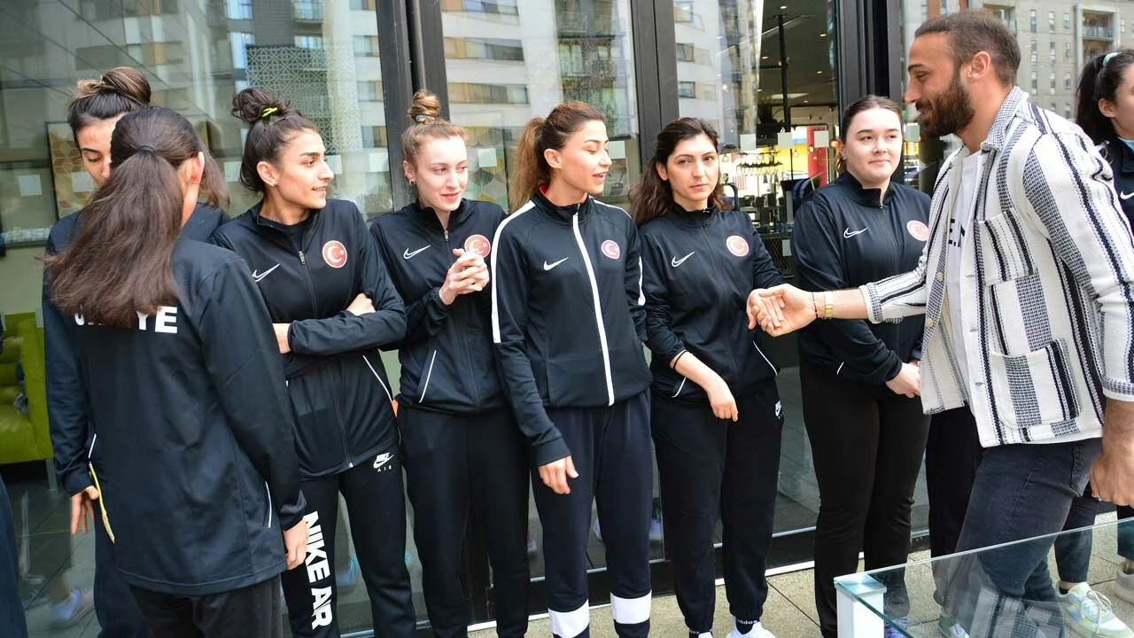 Cenk Tosun’dan, milli takım kafilesine ziyaret