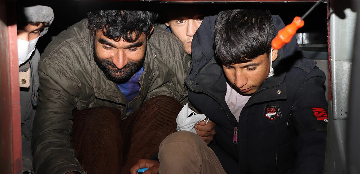 Yolcu otobüsünün gizli bölmesinden kaçak göçmen çıktı