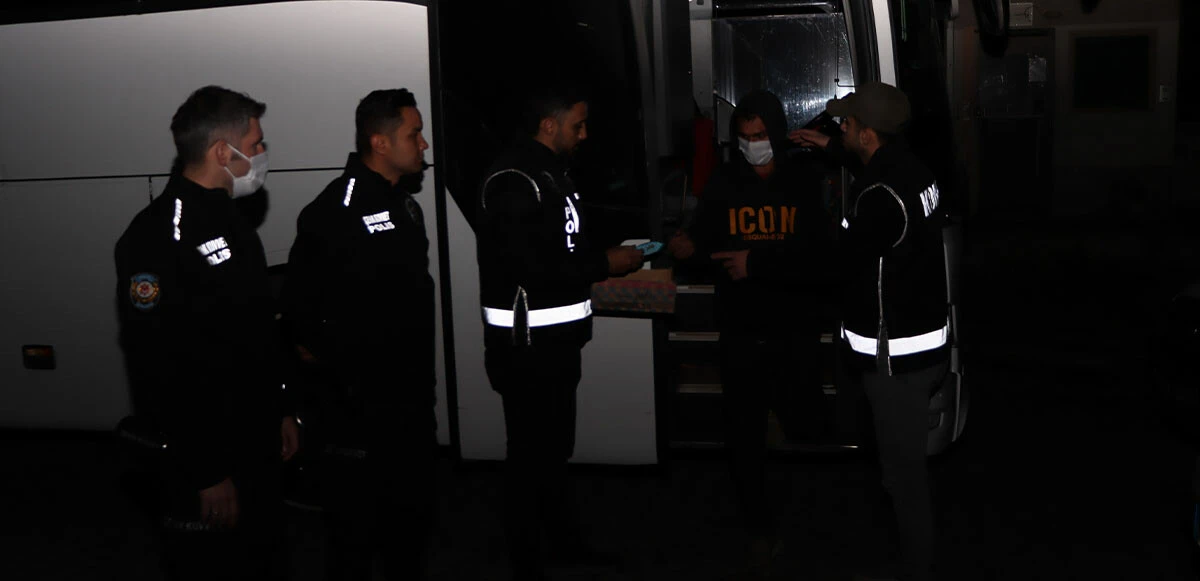 Yolcu otobüsünün gizli bölmesinden kaçak göçmen çıktı