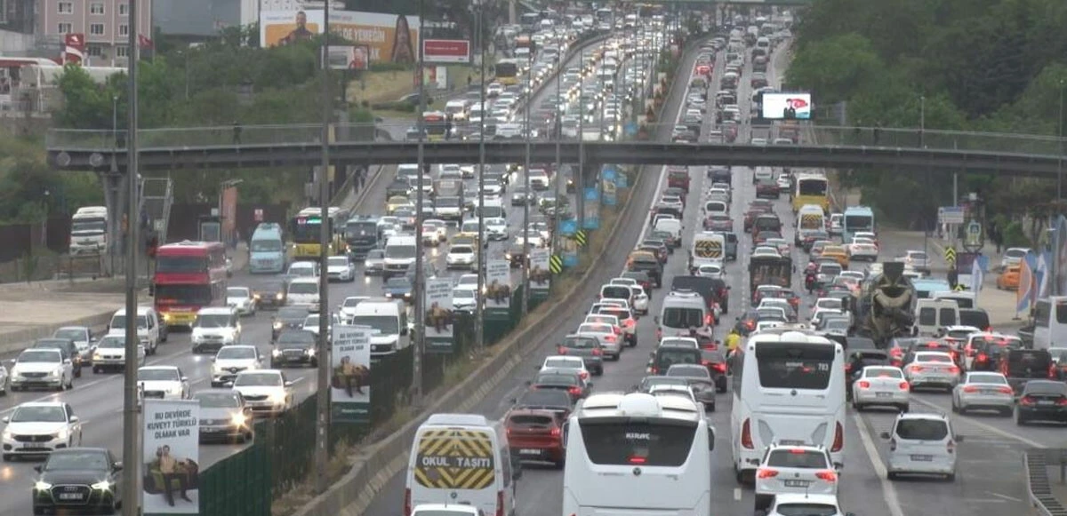 İstanbul’da yağmurla birlikte trafikte yoğunluk yüzde 85’e ulaştı