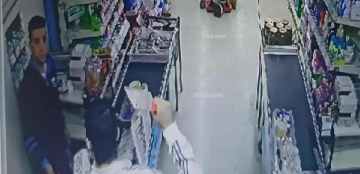 Satırlı hırsızı market çalışanı bıçakla kovaladı