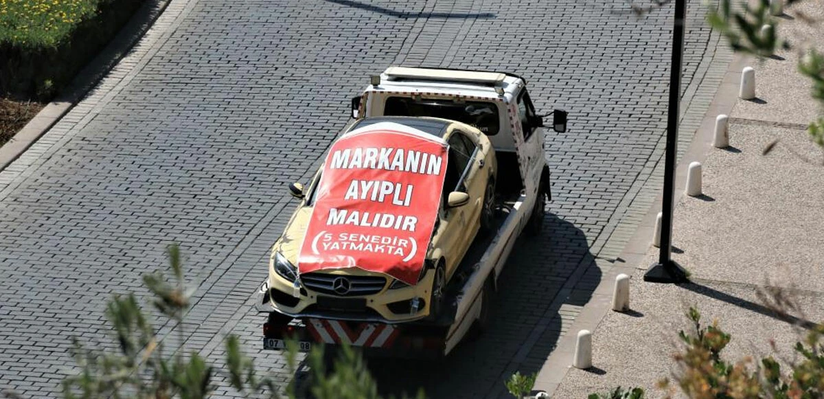 Aldığı lüks otomobile binmeyince, çekici üzerinde şehir turu attırdı