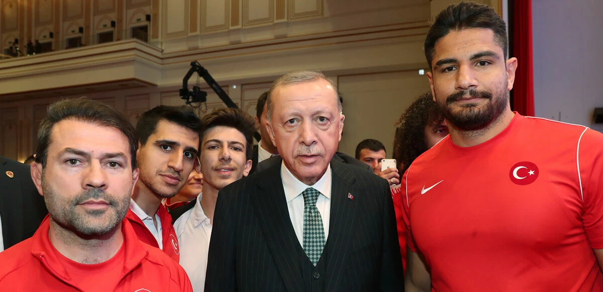 Son dakika! Cumhurbaşkanı Erdoğan'dan gençlere çağrı: Yürüdüğünüz yolda engellerden korkmayın