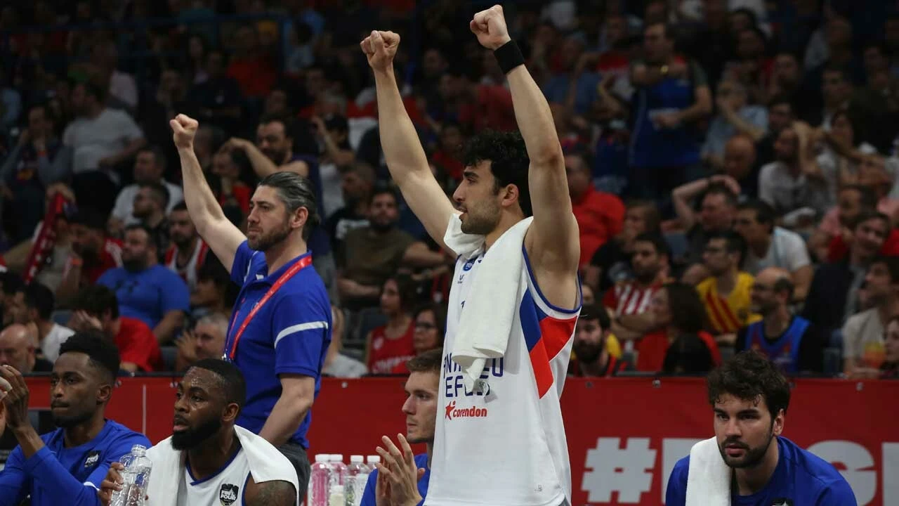 Anadolu Efes, Olympiakos'u devirerek finale yükseldi!