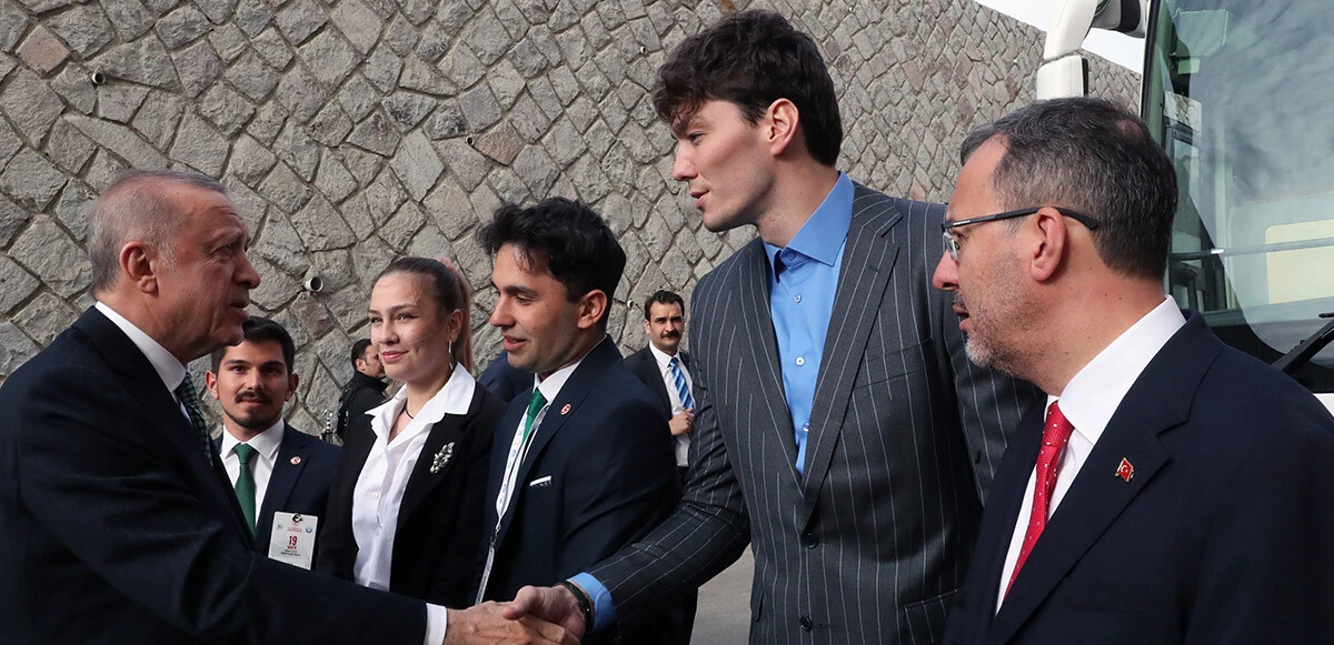 Son dakika! Cumhurbaşkanı Erdoğan'dan gençlere çağrı: Yürüdüğünüz yolda engellerden korkmayın