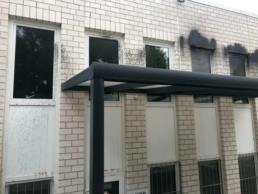 Almanya'da bir ırkçı saldırı daha: Cami duvarı böyle boyandı