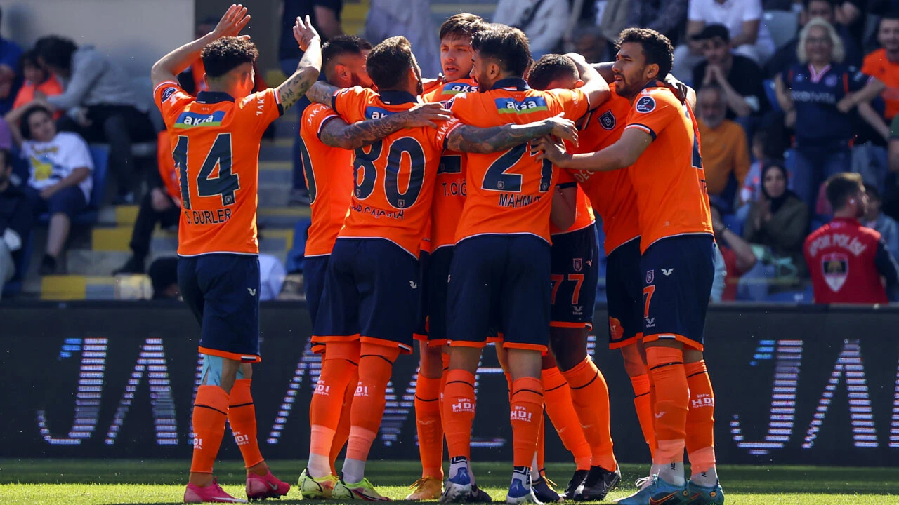 Başakşehir şampiyonu devirdi, Avrupa biletini kaptı